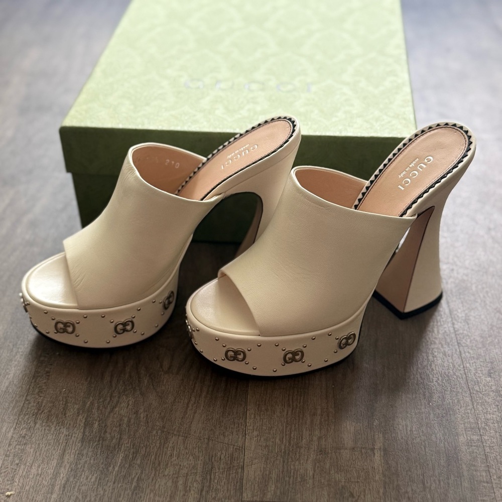 Brand New Authentic Gucci Womens Janaya Sandal GG Studded Leather Platform Mule